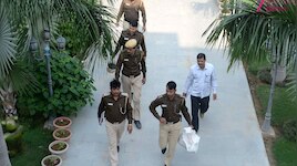 डंडों से पीटकर की हत्या...फिर झाड़ियों में फेंका शव, 3 आरोपी फरार