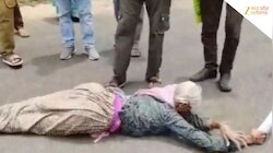 तीन बार आवेदन के बाद भी नहीं हुई सुनवाई, जनसुनवाई में लोटन लगाते हुए पहुंची बुजुर्ग 