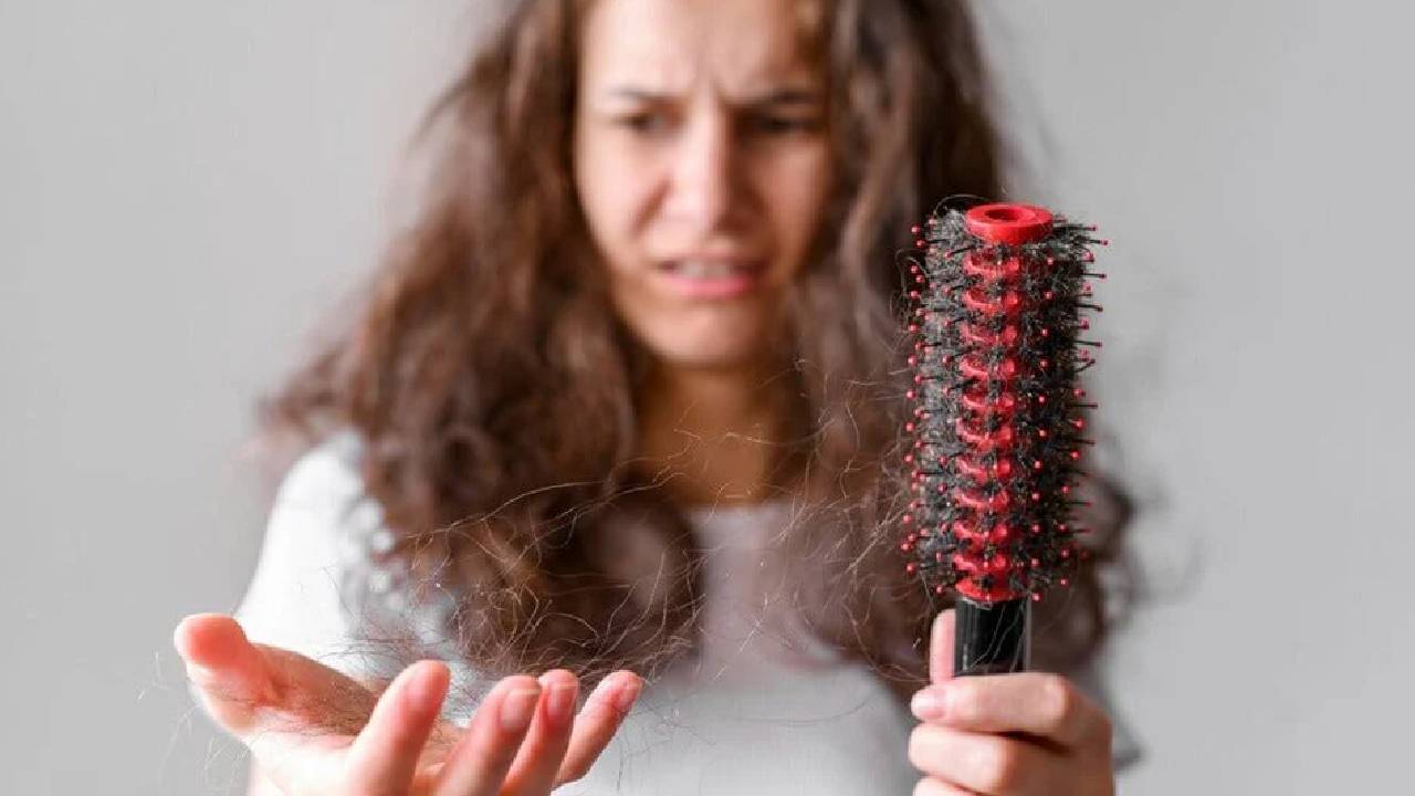 तेल लगाने के बाद भी बाल रह जाते हैं ड्राई? एक्सपर्ट ने बताया इसका कारण