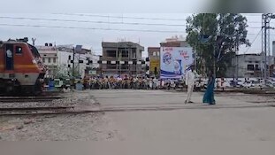 ट्रेन भी हार गई मियां-बीवी के झगड़े के आगे! रेलवे ट्रैक पर हुआ ऐसा 'युद्ध' कि ड्राइवर को रोकनी पड़ी ट्रेन