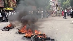 प्रयागराज में वकीलों ने सड़क पर की आगजनी, पुलिस के रवैये के खिलाफ उग्र प्रदर्शन