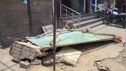 फरीदाबाद में दर्दनाक हादसा, बंद दुकान का जर्जर छज्जा गिरने से दो युवकों की मौत