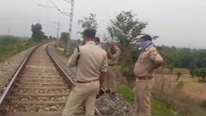 झाड़ियों से उठी बदबू ने खोला मौत का राज, रेलवे ट्रैक किनारे मिला युवक का सड़ा-गला शव