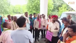 'साहब, हमारा घर मत उजाड़ो...' आंसुओं के साथ कलेक्टर से मिलने पहुंचे ग्रामीण