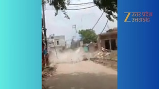 ग्रेटर नोएडा में निर्माणाधीन दो मंजिला मकान भरभराकर गिरा, मची भगदड़; देखें लाइव वीडियो