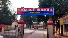 ड्यूटी पर तैनात सिपाही पर चाकू से हमला, आरोपी को छोड़ने के आरोप पर गरमाया माहौल 