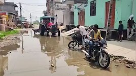 दिल्ली के झंगोला गांव में जलभराव से लोगों की मुश्किलें बढ़ीं, ग्रामीणों ने उठाए सवाल