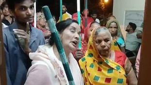 अमेठी में बवाल: अघोषित बिजली कटौती पर भड़के उपभोक्ता, किसान नेत्री रीता सिंह ने बिजली कर्मचारी को पीटा, वीडियो वायरल 