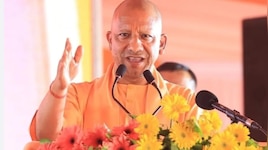 सीएम योगी ने भीड़ में खड़े फैन को मंच पर बुलाया, पीठ थपथपाकर दिया आशीर्वाद