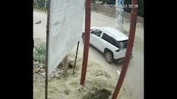 प्रयागराज में कार ने सर्विस रोड पर खेल रहे बच्चे को ऐसा रौंदा..Video रूह कंपा देगा!
