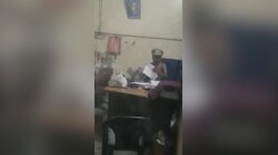 हापुड़ में चौकी खाली... शराबी बना थानेदार, दरोगा जी की कुर्सी पर जमाया रौब; वीडियो देख हो जाएंगे हैरान!