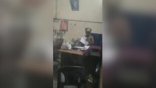 हापुड़ में चौकी खाली... शराबी बना थानेदार, दरोगा जी की कुर्सी पर जमाया रौब; वीडियो देख हो जाएंगे हैरान!