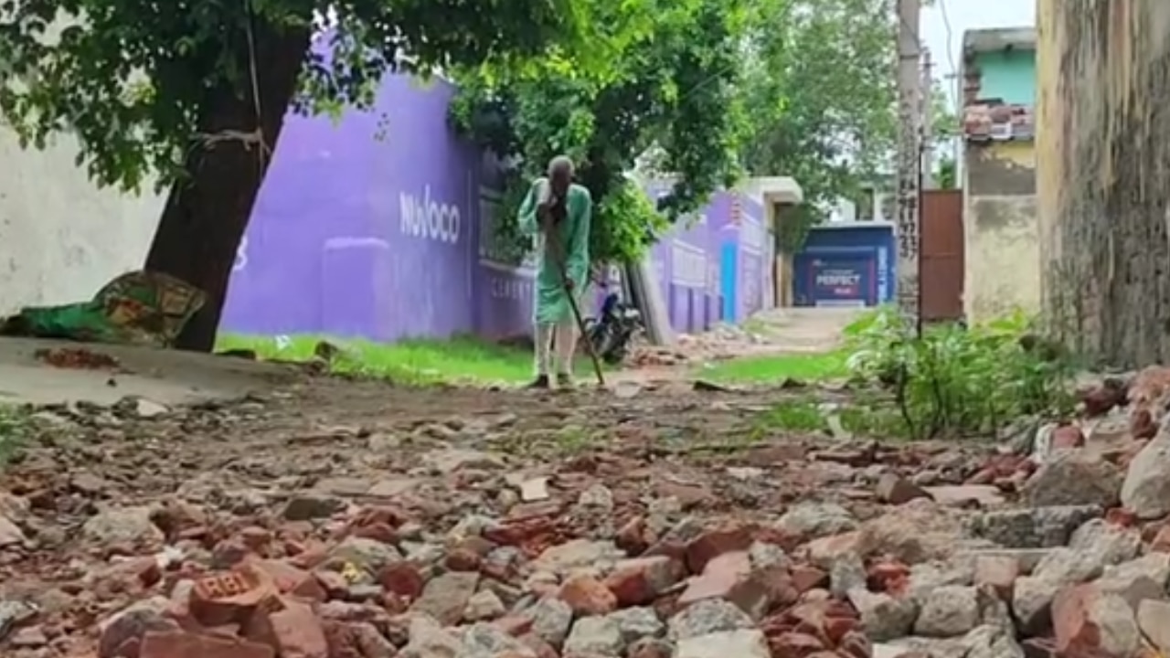 दिल्ली में विकास की खुली पोल, 30 साल से नरक जैसी जिंदगी जीने को मजबूर फतेह कॉलोनी के लोग