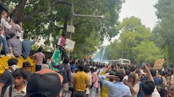 संसद भवन के पास प्रदर्शनकारियों का बवाल, पुलिस ने दागे आंसू गैस के गोले