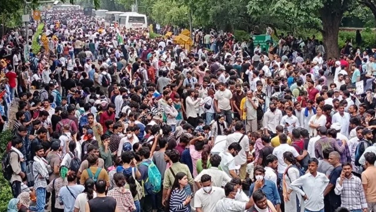 जंतर-मंतर पर जोरदार हंगामा, पुलिस-प्रदर्शनकारियों के बीच बहस, तोड़फोड़ मामले पर FIR दर्ज, स्पॉट पर 200 प्रदर्शनकारी