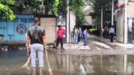 Delhi के सरकारी स्कूल के बाहर भारी जलभराव, स्थानीय लोगों ने प्रशासन से लगाई गुहार