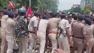 पटना में छात्रों का हिंसक प्रदर्शन, देखिए वीडियो