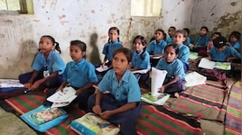 नालंदाः शिक्षा व्यवस्था की खुली पोल! जर्जर स्कूल की छत के नीचे पढ़ने को मजबूर बच्चे