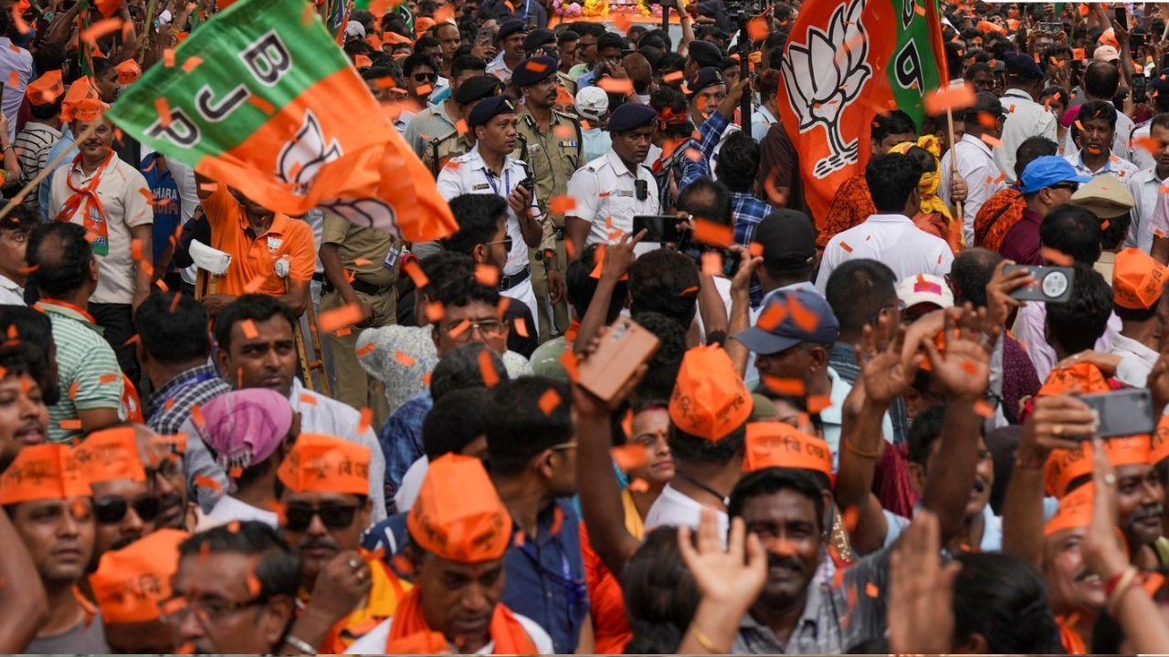 राहुल गांधी के पीएम आवास घेराव के खिलाफ BJP का प्रदर्शन, कांग्रेस दफ्तरों को घेरने की तैयारी