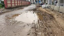 मुकरबा चौक से वजीराबाद सर्विस रोड बदहाल, मेट्रो के काम ने बढ़ाई लोगों की मुसीबत