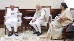 जंतर-मंतर प्रदर्शन के बीच शरद पवार से मिले PM मोदी, जानें उस कागज में क्या लिखा था?