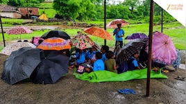 एक हाथ में किताब, दूसरे में छतरी... मंडला में ऐसी है स्कूल की तस्वीर