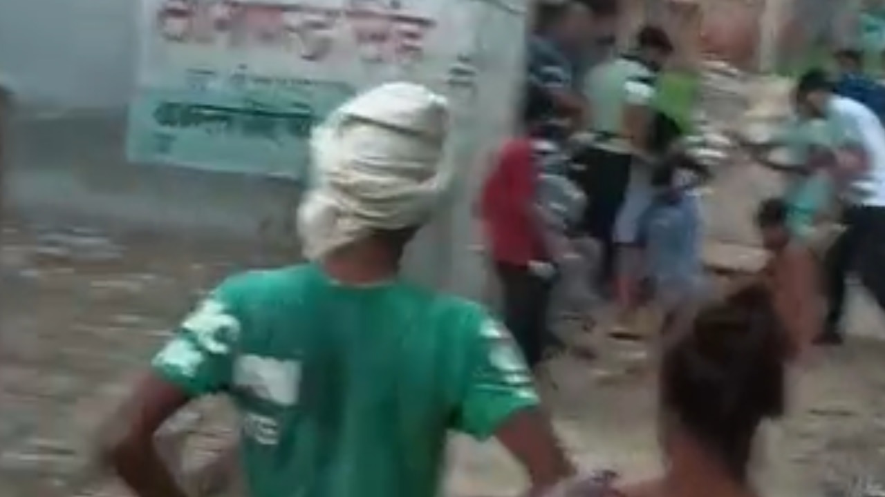 फर्रुखाबाद में पुरानी रंजिश में बीच सड़क बवाल, शिक्षक परिवार के साथ मारपीट, महिला से अभद्रता का आरोप