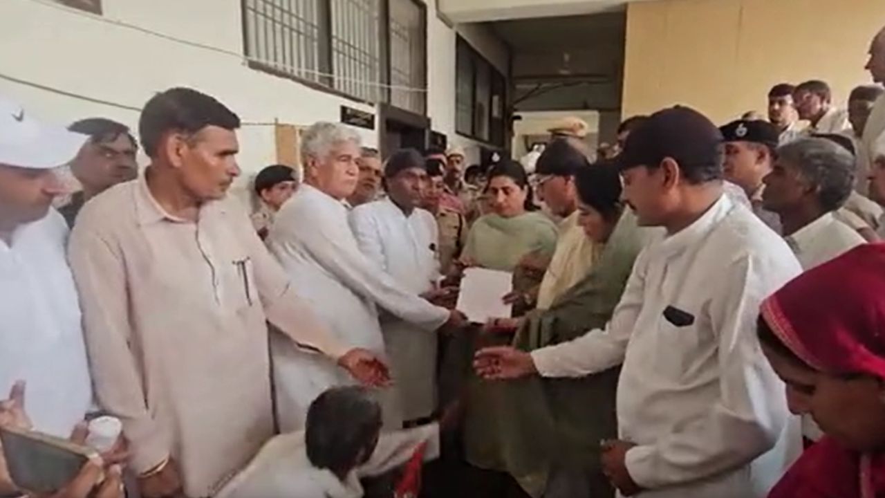 पेपर लीक पर हरियाणा के दादरी में कांग्रेस का प्रदर्शन, शिक्षा मंत्री के इस्तीफे की मांग