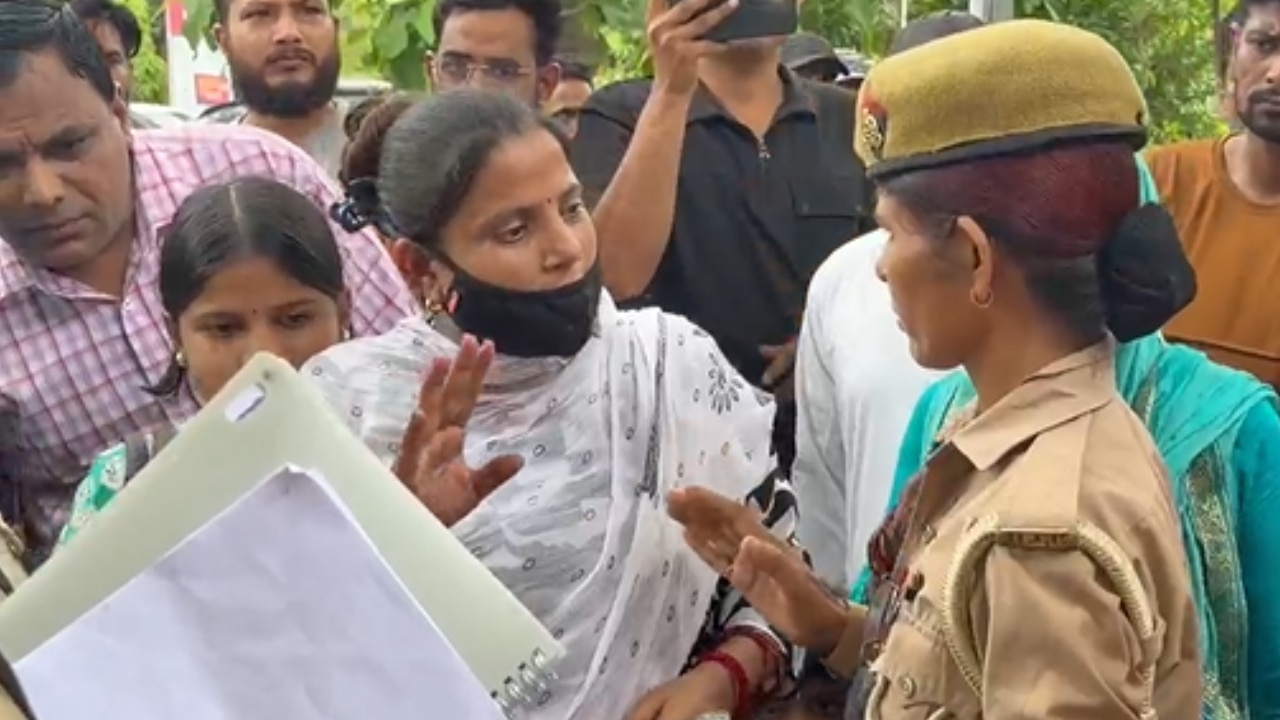 'पति CRPF में, फिर भी नहीं मिला इंसाफ...' डीएम कार्यालय के सामने गर्भवती ने किया आत्मदाह का प्रयास