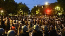 जंतर-मंतर पर फिर भिड़े पुलिस और प्रदर्शनकारी, बवाल में 5 सुरक्षाकर्मी घायल; इंटरनेट बंद 