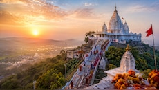 'माई के हार' से बना मैहर! जानिए 1063 सीढ़ियों पर बसे मां शारदा मंदिर का रहस्य और...