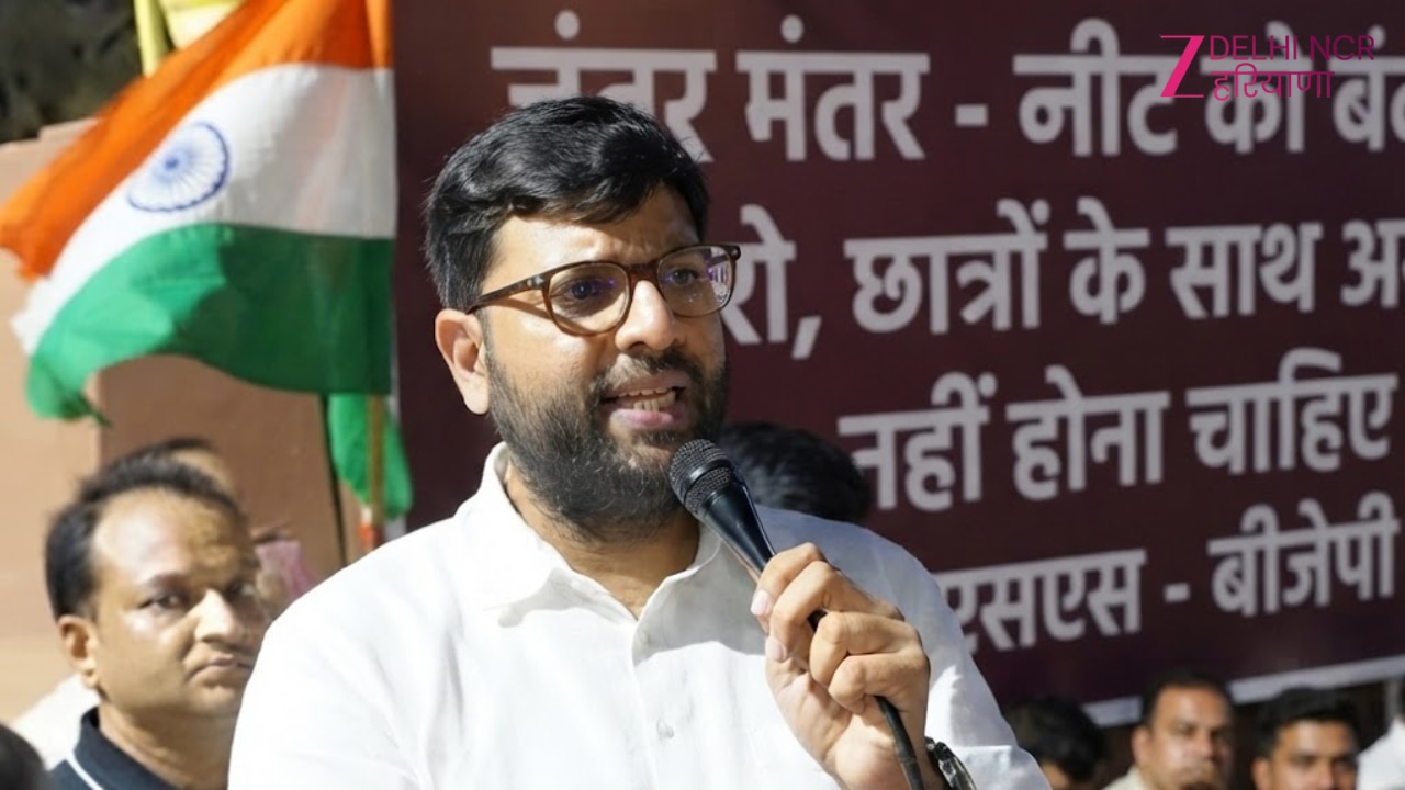 Delhi में छात्रों पर लाठीचार्ज के खिलाफ अनिश्चितकालीन धरने पर बैठे हरियाणा JJP के नेता दिग्विजय चौटाला
