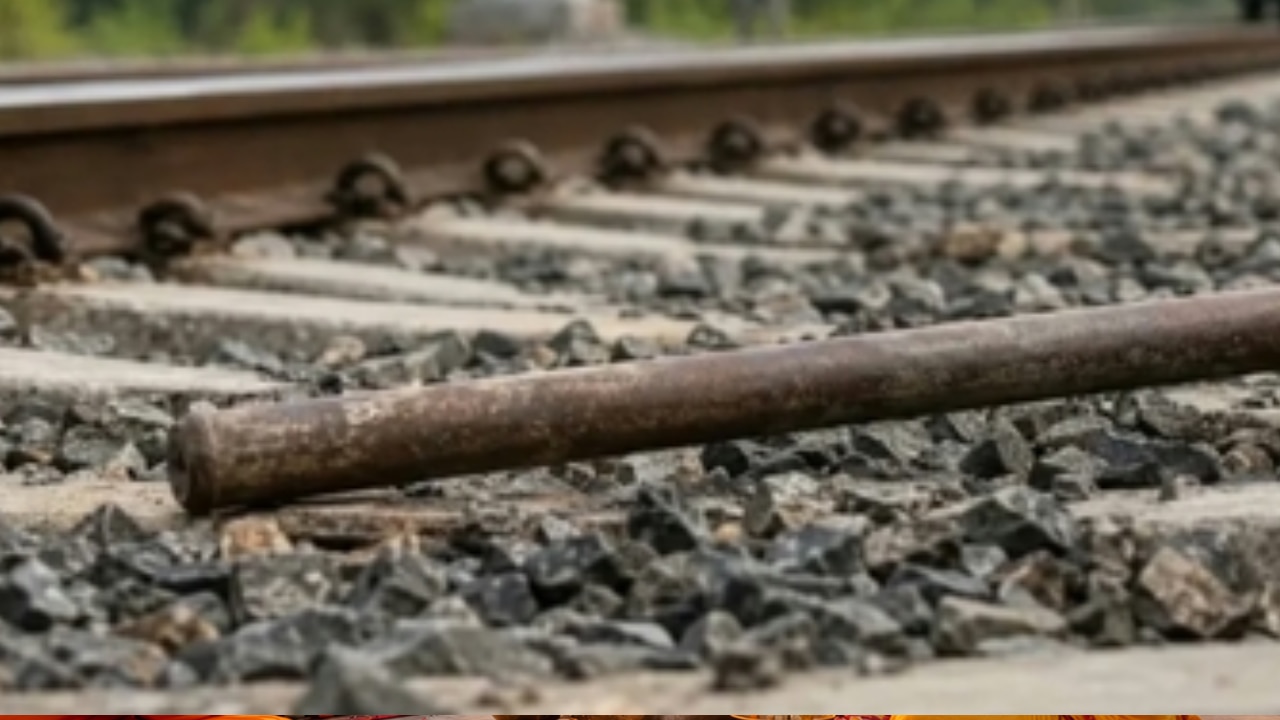 Prayagraj News: प्रयागराज में ट्रेन पलटाने की साजिश? RPF ने दर्ज की FIR, ट्रैक से लोहे का पाइप बरामद