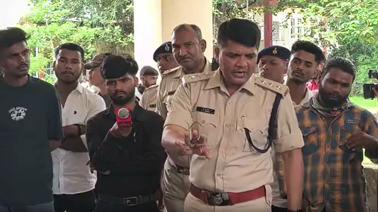 DSPMU में भारी बवाल: दुर्व्यवहार के विरोध में शिक्षक सामूहिक अवकाश पर, छात्रों ने गेट का ताला तोड़ किया प्रदर्शन