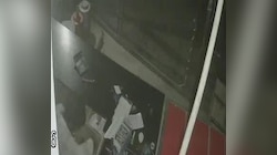 महोबा में चोर ने दुकान से उड़ाए पैसे, आराम से गिनता रहा नोट; वीडियो देख उड़ जाएंगे आपके होश!