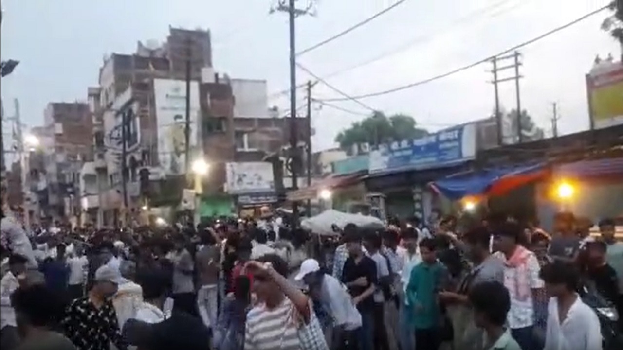 NEET पेपर लीक विरोध प्रदर्शन के बाद जमुई में बवाल, बैरिकेडिंग तोड़ी, 8 उपद्रवी गिरफ्तार, शहर पुलिस छावनी में तब्दील