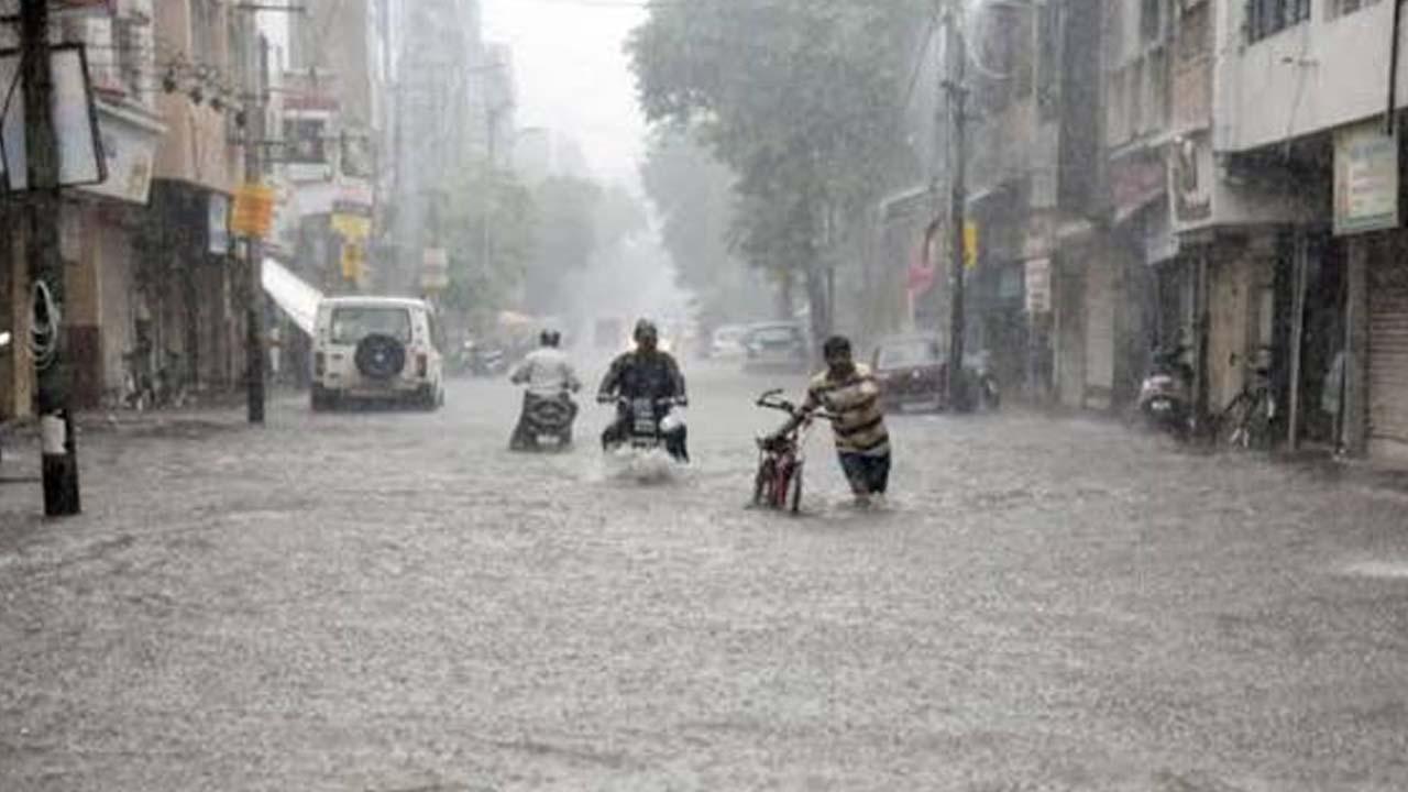 वलसाड भारत का नया 'चेरापूंजी' कैसे बन गया? कुदरत का बरसा कहर, दो-दो मंजिला मकान पानी में डूबे; हजारों लोग हुए बेघर