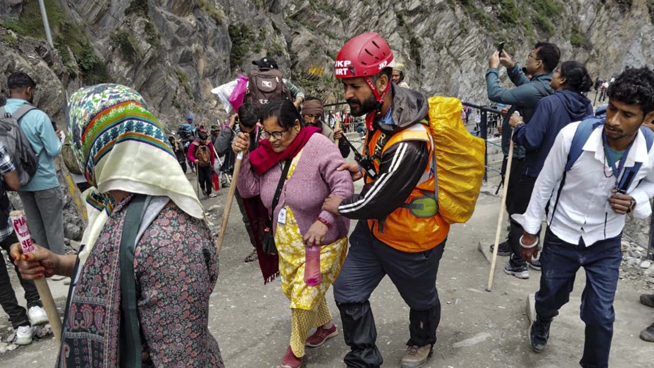6 दिनों के लंबे इंतजार के बाद फिर शुरू हुई अमरनाथ यात्रा, बालटाल मार्ग से दर्शन कर सकेंगे श्रद्धालु; पहलगाम रूट अब भी बंद