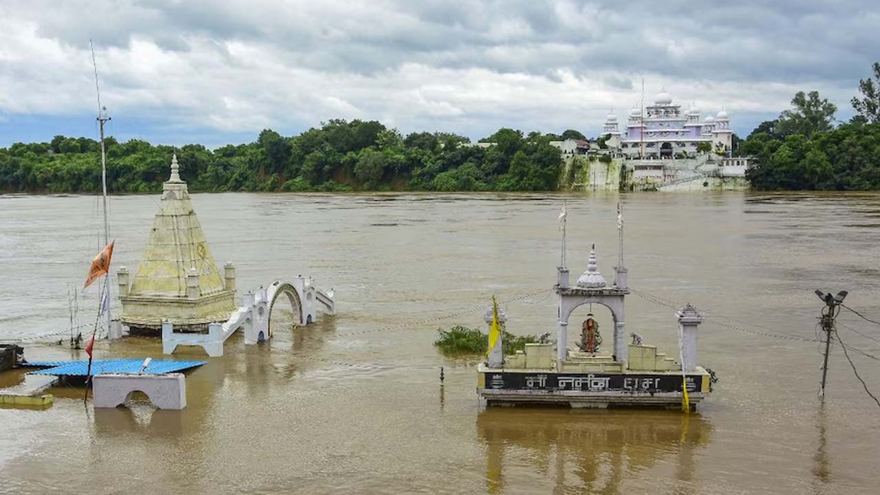 भारी बारिश-बाढ़ से 16 राज्यों में 130 मौतें