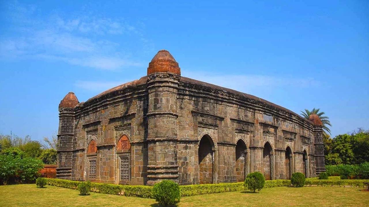 'मस्जिद की दीवारों पर हिंदू देवी-देवता', मालदा की अदीना मस्जिद को लेकर बढ़ा विवाद, क्यों बन रहा 'काशी-मथुरा' जैसा माहौल?