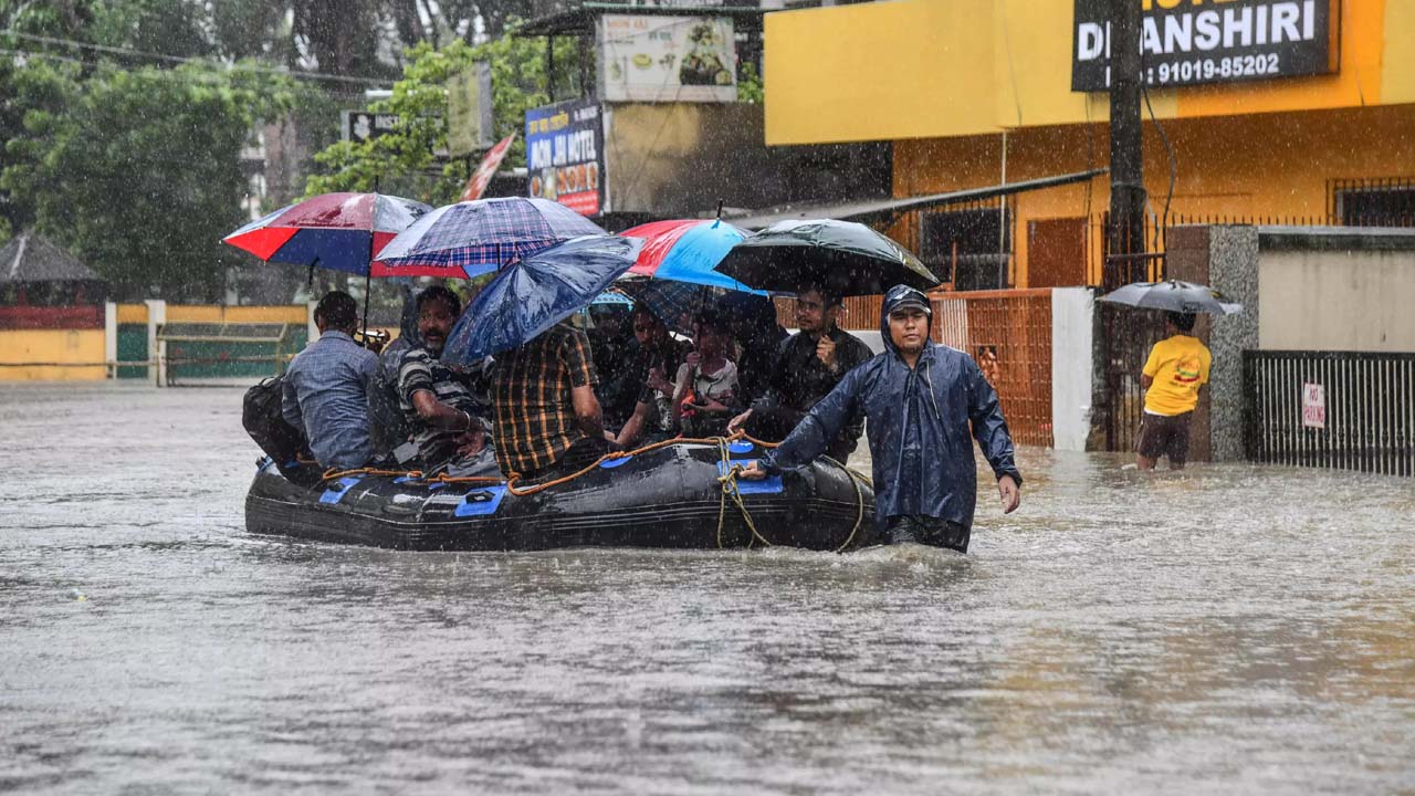 आधी आबादी पर मानसून का आफतकाल, गुजरात से राजस्थान तक जलतांडव, कई शहर बने तालाब, जानें आज कैसा रहेगा मौसम?