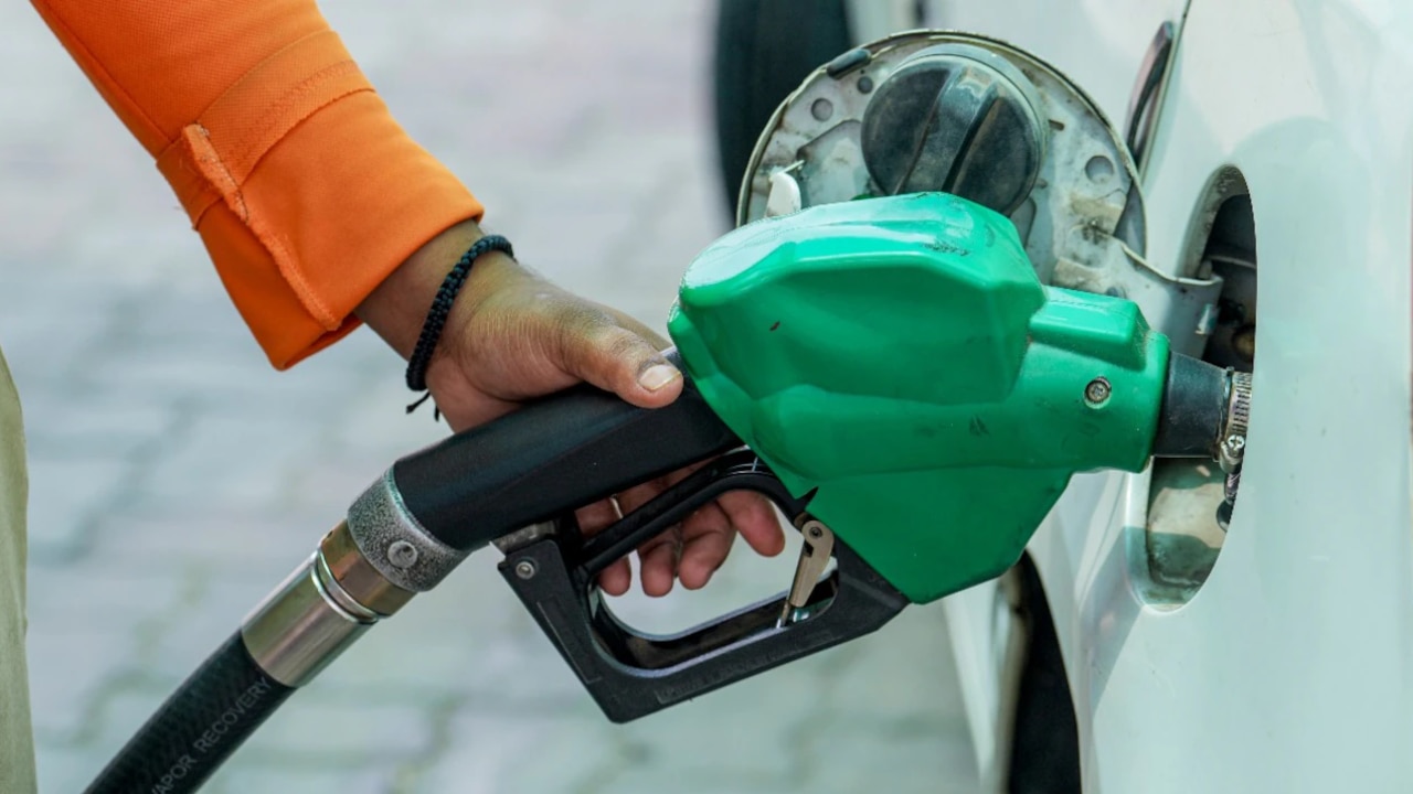 E20 Petrol Price: पेट्रोल में एथेनॉल मिलाया फिर भी सस्ता क्यों नहीं हुआ तेल? सरकार ने खोला सबसे बड़ा राज