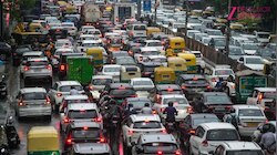 पानी से लबालब हुआ Delhi NCR,  हर जगह जलभराव; भारी ट्रैफिक जाम में फंसे लोग 