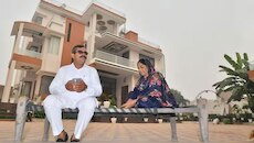 लग्जरी कारों से लेकर ट्रैक्टर तक...अंदर से देख‍िए नीरज चोपड़ा का आलीशान बंगला