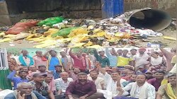 आर-पार के मूड में सफाई कर्मी, दूसरे दिन भी हड़ताल जारी, शहर में जगह-जगह कूड़े के ढेर