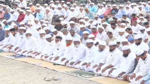 Muslims Offer a special prayer seeking rainfall amid prolonged dry weather  across Tamil Nadu/ सूखे से बेहाल तमिलनाडु, बारिश की आस में हजारों हाथ दुआ  के लिए उठे