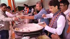 सहारनपुर में दिखी गंगा-जमुनी तहजीब, सांसद इमरान मसूद ने कांवड़ियों को परोसा भोजन