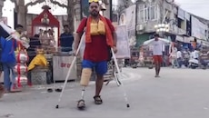 पग-पग पर दर्द... फिर भी नहीं रुके कदम! नकली पैर से कांवड़ यात्रा कर रहा ये शिवभक्त
