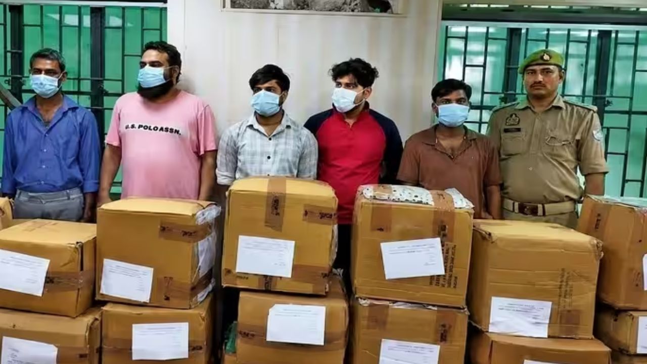 नोएडा में ई-कॉमर्स कंपनियों का सामान रास्ते में बदलकर नकली भेजने वाले 5 गिरफ्तार, 75 लाख का मिला सामान
