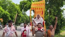 100 साल की दादी को कंधों पर बैठाकर कांवड़ यात्रा पर निकला परिवार